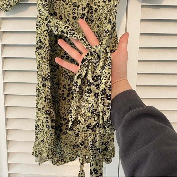NEW Urban Outfitters size medium Ditzy Floral Print Tie Back Puff Sleeve Romper - Picture 9 of 14